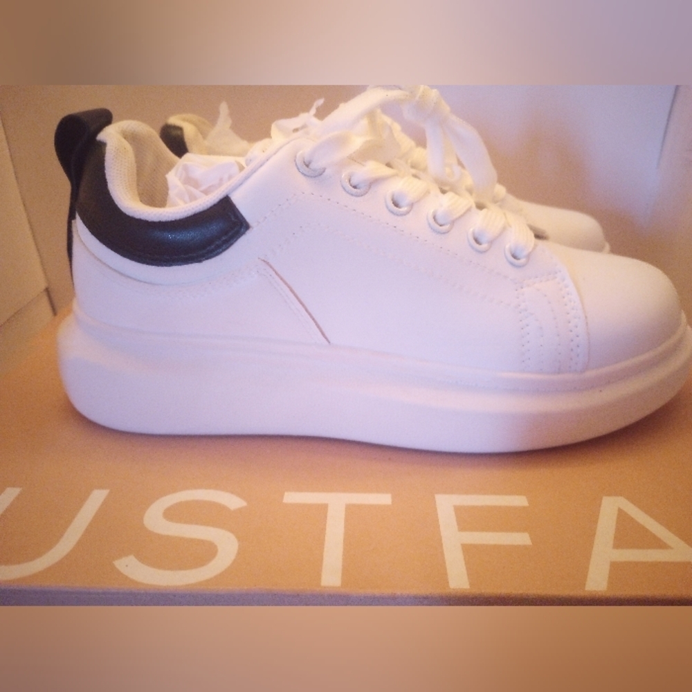 Womens sneakers